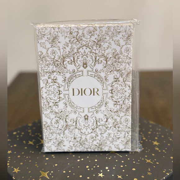 ✨ Dior Premium Holiday Notebook ✨ - Picture 1 of 2